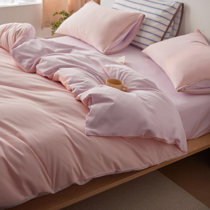 91家纺网 家纺一手货源 找家纺 卡姿家纺 2026春夏全棉人字纹小提花拼色系列四件套 人字纹山茶粉