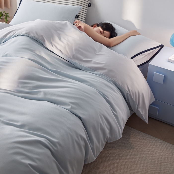 91家纺网 家纺一手货源 找家纺 卡姿家纺 2026春夏全棉人字纹小提花拼色系列四件套 人字纹浅蓝