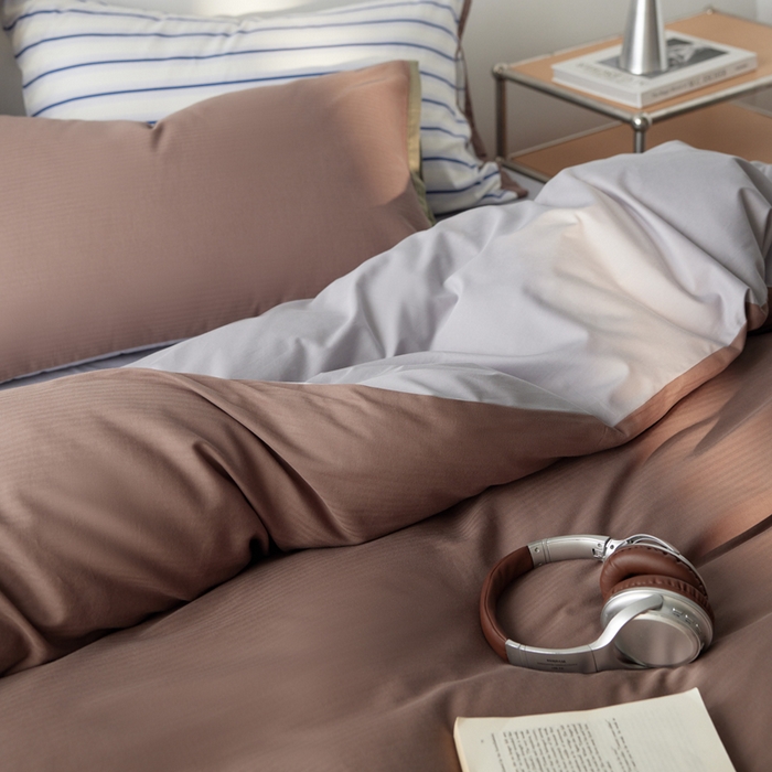 91家纺网 家纺一手货源 找家纺 卡姿家纺 2026春夏全棉人字纹小提花拼色系列四件套 人字纹浅咖