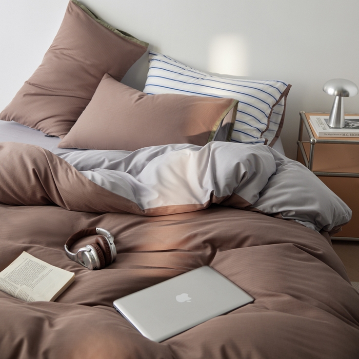 91家纺网 家纺一手货源 找家纺 卡姿家纺 2026春夏全棉人字纹小提花拼色系列四件套 人字纹浅咖