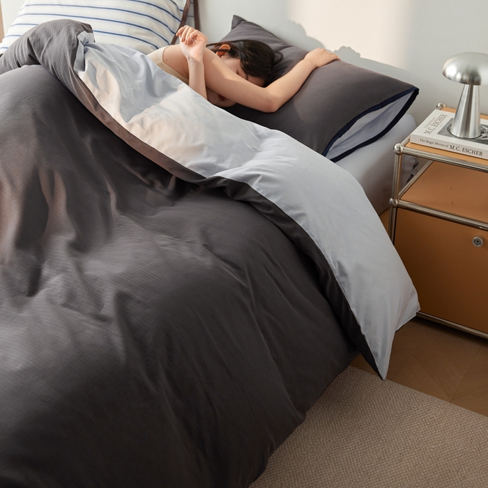 91家纺网 家纺一手货源 找家纺 卡姿家纺 2026春夏全棉人字纹小提花拼色系列四件套 人字纹炭灰