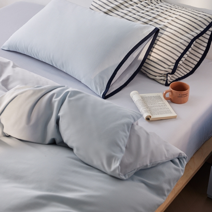 91家纺网 家纺一手货源 找家纺 卡姿家纺 2026春夏全棉人字纹小提花拼色系列四件套 人字纹浅蓝