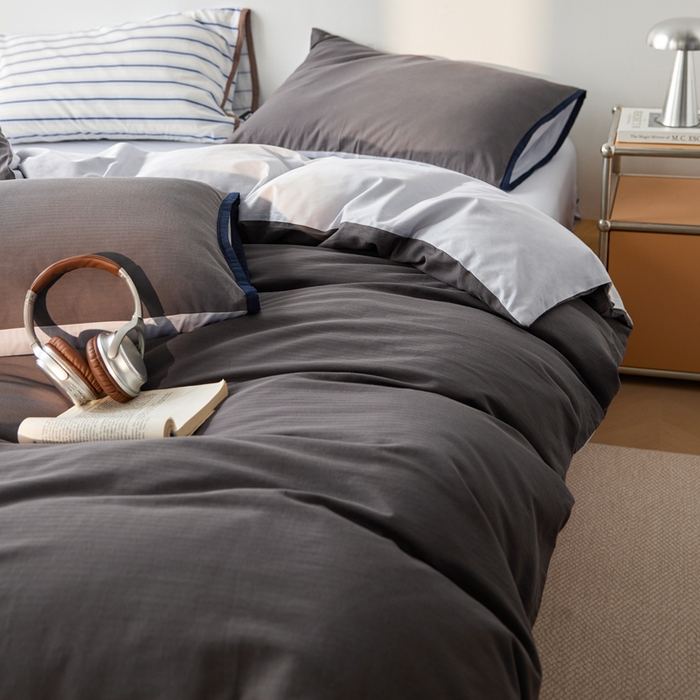 91家纺网 家纺一手货源 找家纺 卡姿家纺 2026春夏全棉人字纹小提花拼色系列四件套 人字纹炭灰