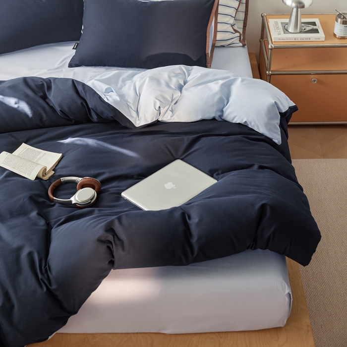 91家纺网 家纺一手货源 找家纺 卡姿家纺 2026春夏全棉人字纹小提花拼色系列四件套 人字纹藏青