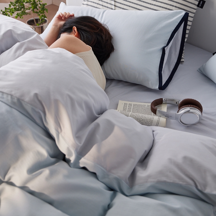 91家纺网 家纺一手货源 找家纺 卡姿家纺 2026春夏全棉人字纹小提花拼色系列四件套 人字纹浅蓝