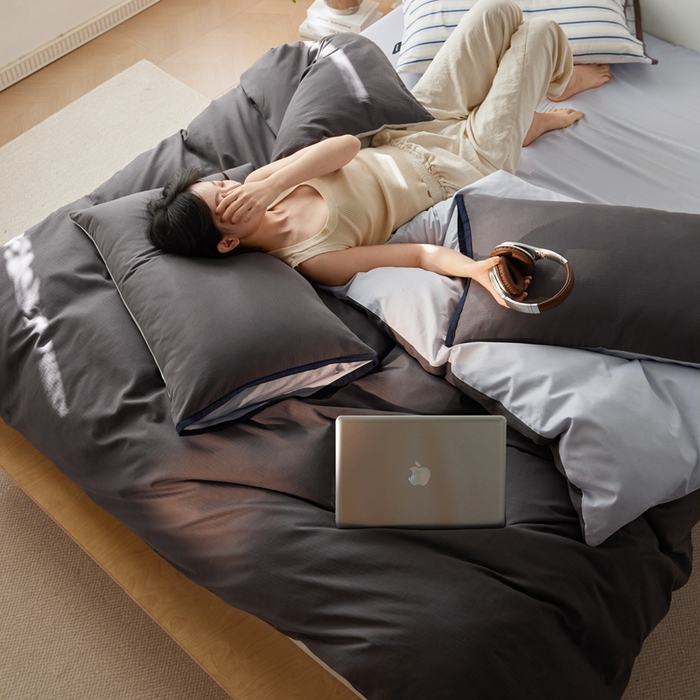 91家纺网 家纺一手货源 找家纺 卡姿家纺 2026春夏全棉人字纹小提花拼色系列四件套 人字纹炭灰