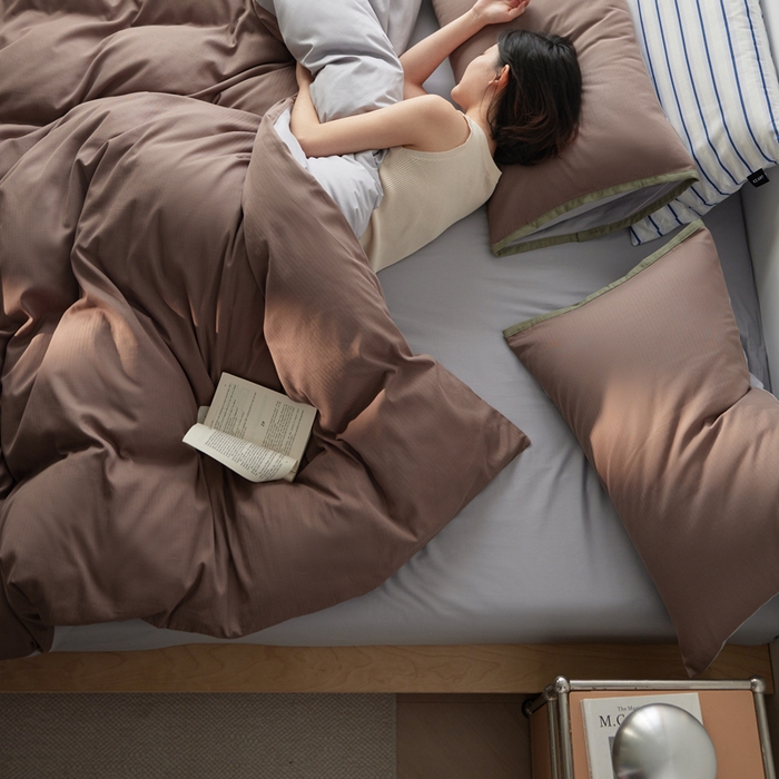 91家纺网 家纺一手货源 找家纺 卡姿家纺 2026春夏全棉人字纹小提花拼色系列四件套 人字纹浅咖