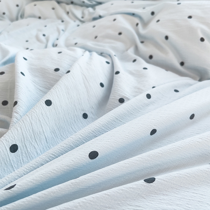 91家纺网 家纺一手货源 找家纺 绘萱家居 2026直播爆款云感皱皱纱双层纱皱皱棉花边四件套印花水洗棉 蓝色波点