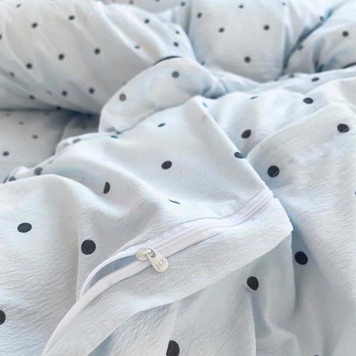 91家纺网 家纺一手货源 找家纺 绘萱家居 2026直播爆款云感皱皱纱双层纱皱皱棉花边四件套印花水洗棉 蓝色波点