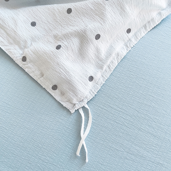 91家纺网 家纺一手货源 找家纺 绘萱家居 2026直播爆款云感皱皱纱双层纱皱皱棉花边四件套印花水洗棉 蓝色波点