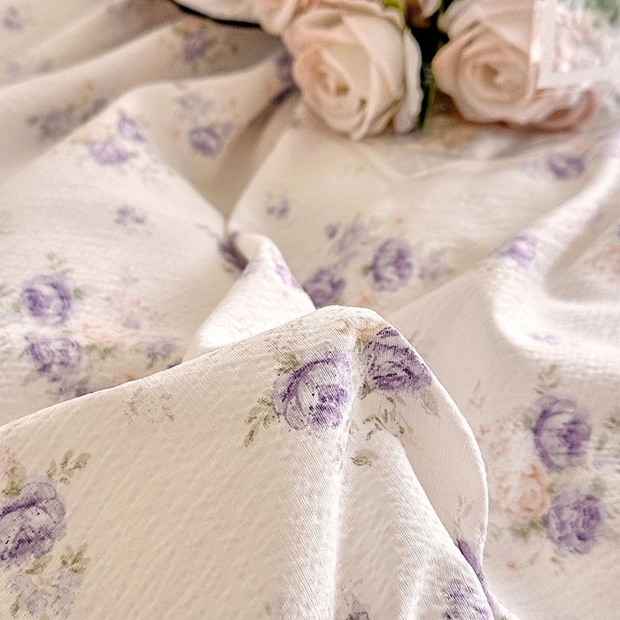 91家纺网 家纺一手货源 找家纺 绘萱家居 2026直播爆款云感皱皱纱双层纱皱皱棉花边四件套印花水洗棉 慕情