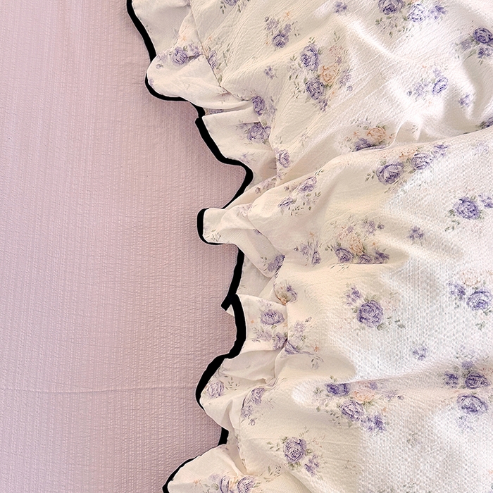 91家纺网 家纺一手货源 找家纺 绘萱家居 2026直播爆款云感皱皱纱双层纱皱皱棉花边四件套印花水洗棉 慕情