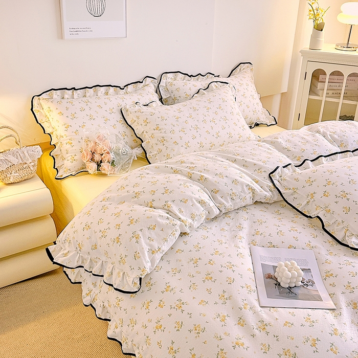 91家纺网 家纺一手货源 找家纺 绘萱家居 2026直播爆款云感皱皱纱双层纱皱皱棉花边四件套印花水洗棉 奶芙小黄花