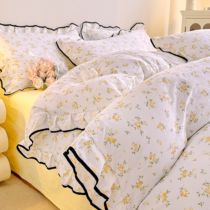 91家纺网 家纺一手货源 找家纺 绘萱家居 2026直播爆款云感皱皱纱双层纱皱皱棉花边四件套印花水洗棉 奶芙小黄花