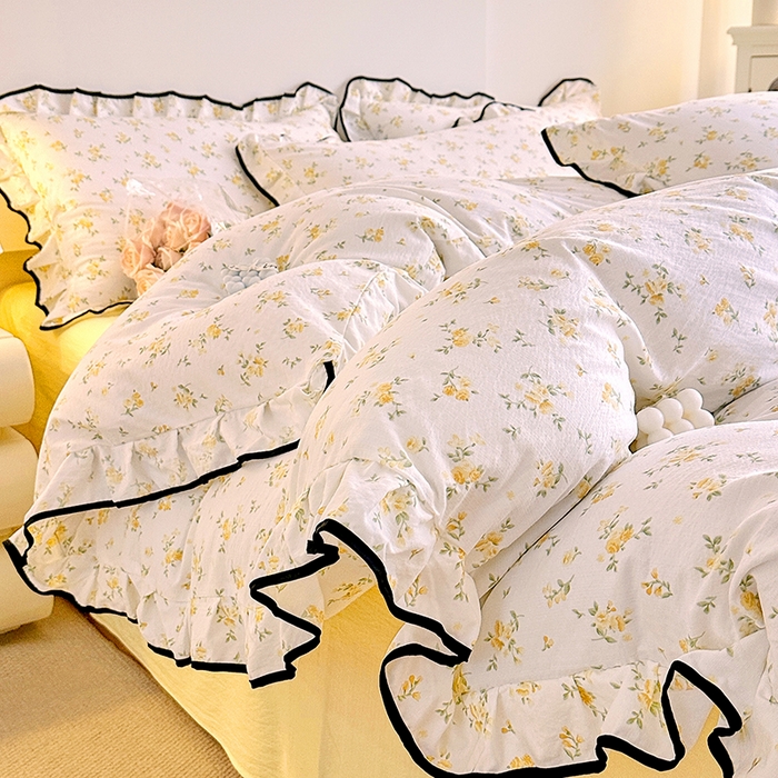 91家纺网 家纺一手货源 找家纺 绘萱家居 2026直播爆款云感皱皱纱双层纱皱皱棉花边四件套印花水洗棉 奶芙小黄花