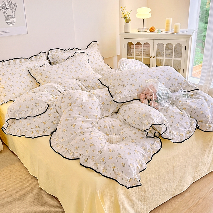 91家纺网 家纺一手货源 找家纺 绘萱家居 2026直播爆款云感皱皱纱双层纱皱皱棉花边四件套印花水洗棉 奶芙小黄花