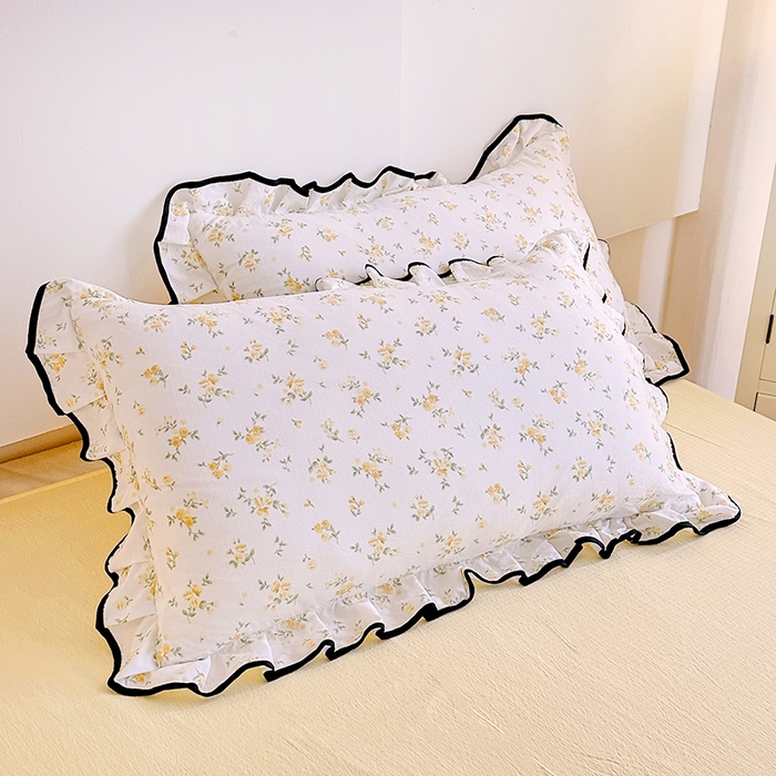 91家纺网 家纺一手货源 找家纺 绘萱家居 2026直播爆款云感皱皱纱双层纱皱皱棉花边四件套印花水洗棉 奶芙小黄花