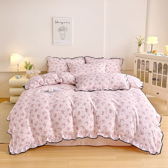 91家纺网 家纺一手货源 找家纺 绘萱家居 2026直播爆款云感皱皱纱双层纱皱皱棉花边四件套印花水洗棉 倾城之韵