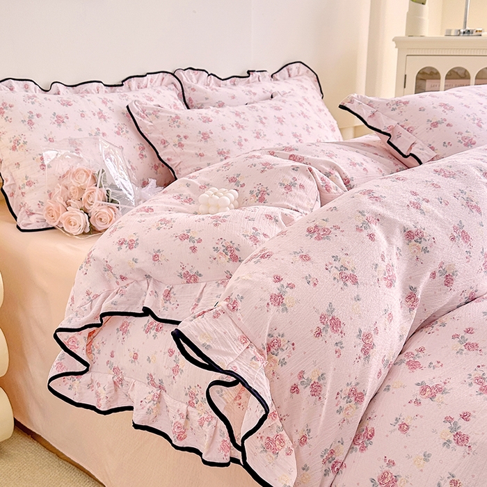 91家纺网 家纺一手货源 找家纺 绘萱家居 2026直播爆款云感皱皱纱双层纱皱皱棉花边四件套印花水洗棉 倾城之韵