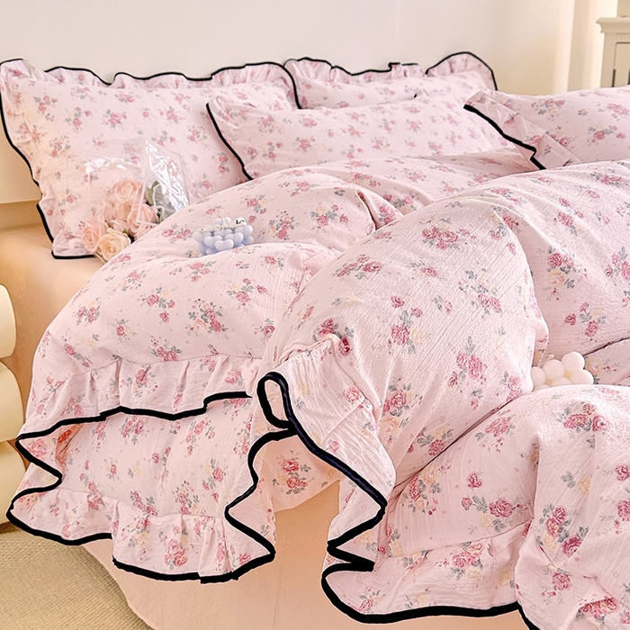 91家纺网 家纺一手货源 找家纺 绘萱家居 2026直播爆款云感皱皱纱双层纱皱皱棉花边四件套印花水洗棉 倾城之韵