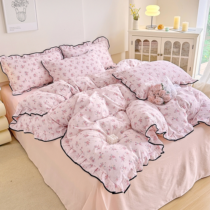 91家纺网 家纺一手货源 找家纺 绘萱家居 2026直播爆款云感皱皱纱双层纱皱皱棉花边四件套印花水洗棉 倾城之韵