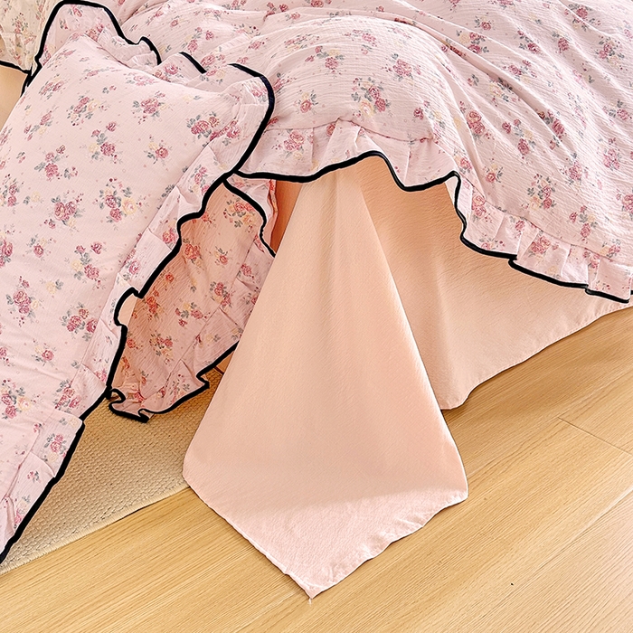 91家纺网 家纺一手货源 找家纺 绘萱家居 2026直播爆款云感皱皱纱双层纱皱皱棉花边四件套印花水洗棉 倾城之韵