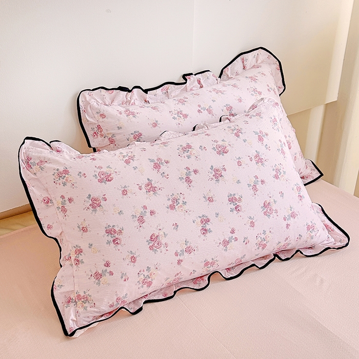 91家纺网 家纺一手货源 找家纺 绘萱家居 2026直播爆款云感皱皱纱双层纱皱皱棉花边四件套印花水洗棉 倾城之韵