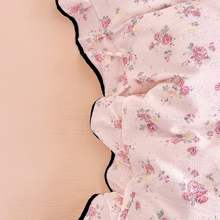 91家纺网 家纺一手货源 找家纺 绘萱家居 2026直播爆款云感皱皱纱双层纱皱皱棉花边四件套印花水洗棉 倾城之韵