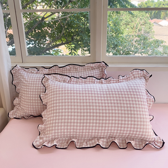 91家纺网 家纺一手货源 找家纺 绘萱家居 2026直播爆款云感皱皱纱双层纱皱皱棉花边四件套印花水洗棉 小格子-粉