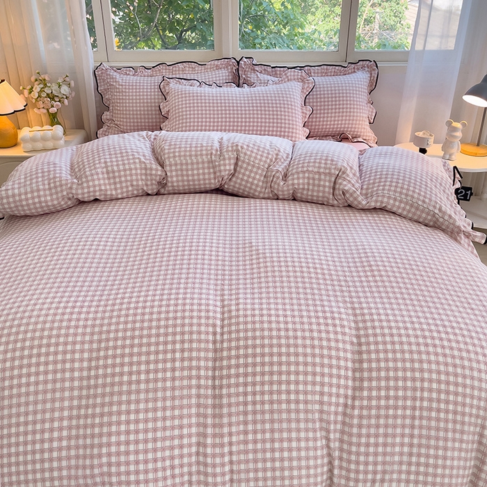 91家纺网 家纺一手货源 找家纺 绘萱家居 2026直播爆款云感皱皱纱双层纱皱皱棉花边四件套印花水洗棉 小格子-粉