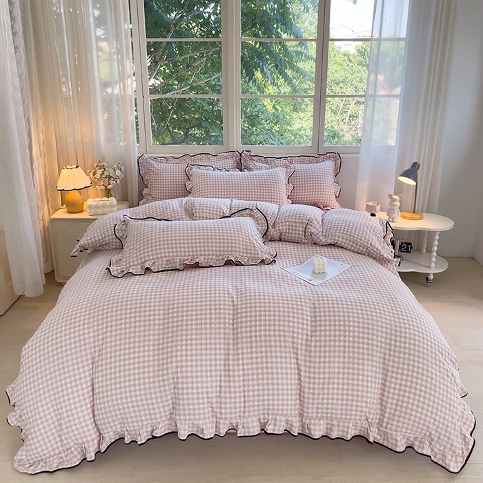 91家纺网 家纺一手货源 找家纺 绘萱家居 2026直播爆款云感皱皱纱双层纱皱皱棉花边四件套印花水洗棉 小格子-粉