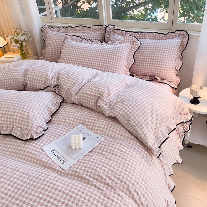 91家纺网 家纺一手货源 找家纺 绘萱家居 2026直播爆款云感皱皱纱双层纱皱皱棉花边四件套印花水洗棉 小格子-粉