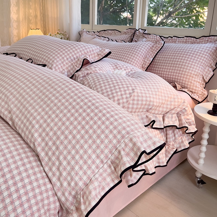 91家纺网 家纺一手货源 找家纺 绘萱家居 2026直播爆款云感皱皱纱双层纱皱皱棉花边四件套印花水洗棉 小格子-粉