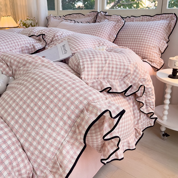 91家纺网 家纺一手货源 找家纺 绘萱家居 2026直播爆款云感皱皱纱双层纱皱皱棉花边四件套印花水洗棉 小格子-粉