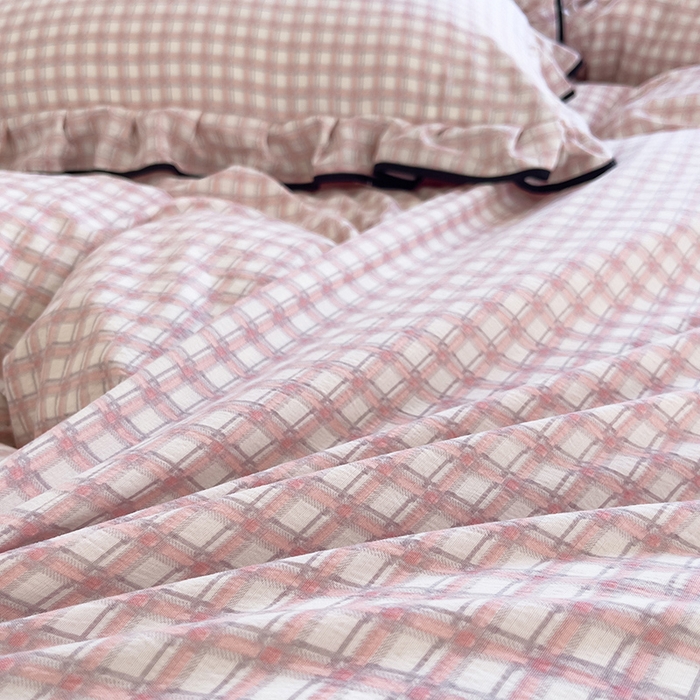 91家纺网 家纺一手货源 找家纺 绘萱家居 2026直播爆款云感皱皱纱双层纱皱皱棉花边四件套印花水洗棉 小格子-粉