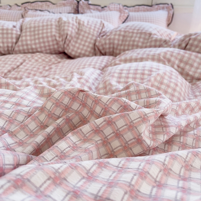 91家纺网 家纺一手货源 找家纺 绘萱家居 2026直播爆款云感皱皱纱双层纱皱皱棉花边四件套印花水洗棉 小格子-粉