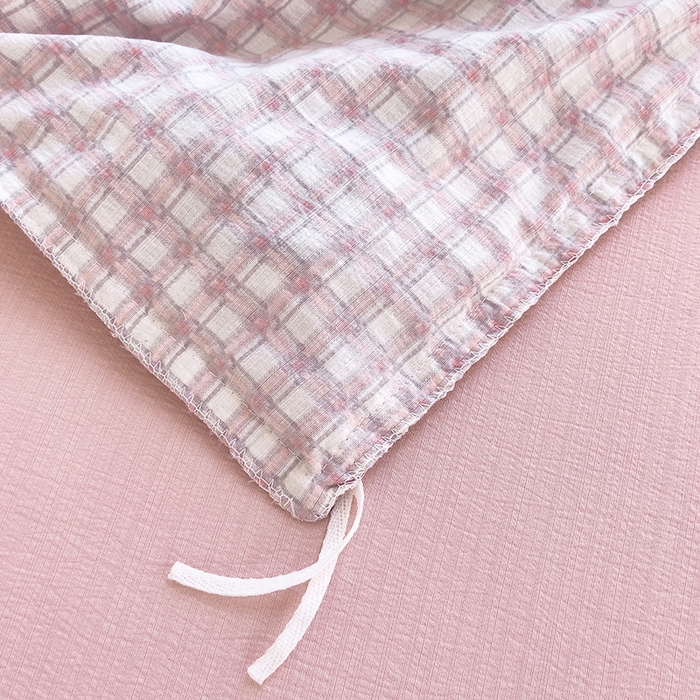 91家纺网 家纺一手货源 找家纺 绘萱家居 2026直播爆款云感皱皱纱双层纱皱皱棉花边四件套印花水洗棉 小格子-粉