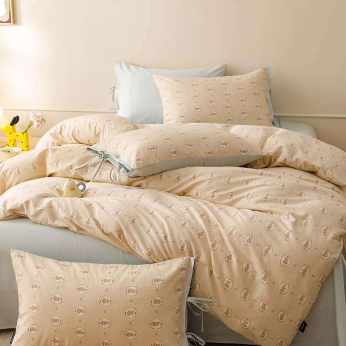 91家纺网 家纺一手货源 找家纺 （总）卡姿家纺 2026春夏全棉奶油小卡通印花绑带款四件套