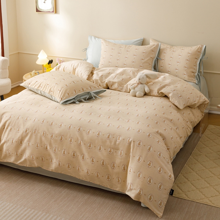 91家纺网 家纺一手货源 找家纺 （总）卡姿家纺 2026春夏全棉奶油小卡通印花绑带款四件套