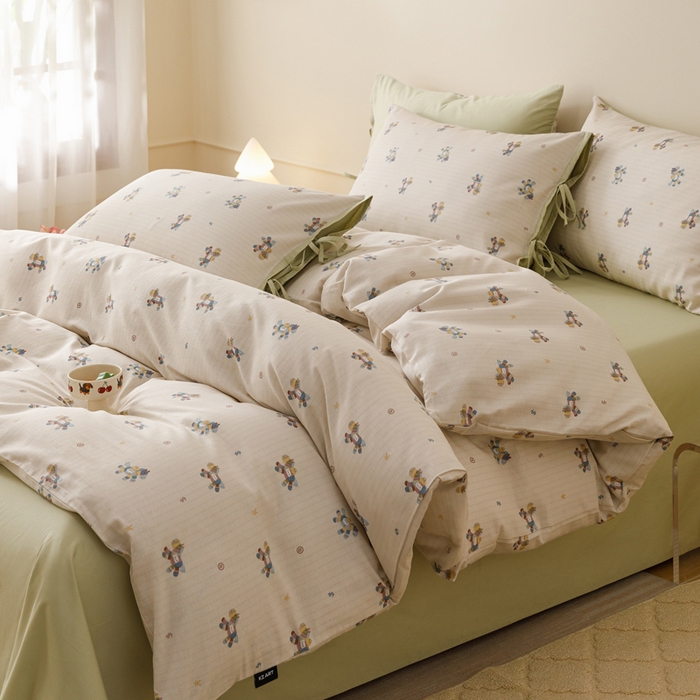 91家纺网 家纺一手货源 找家纺 卡姿家纺 2026春夏全棉奶油小卡通印花绑带款四件套 小马浅浅