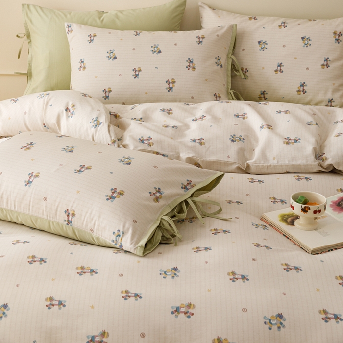 91家纺网 家纺一手货源 找家纺 卡姿家纺 2026春夏全棉奶油小卡通印花绑带款四件套 小马浅浅