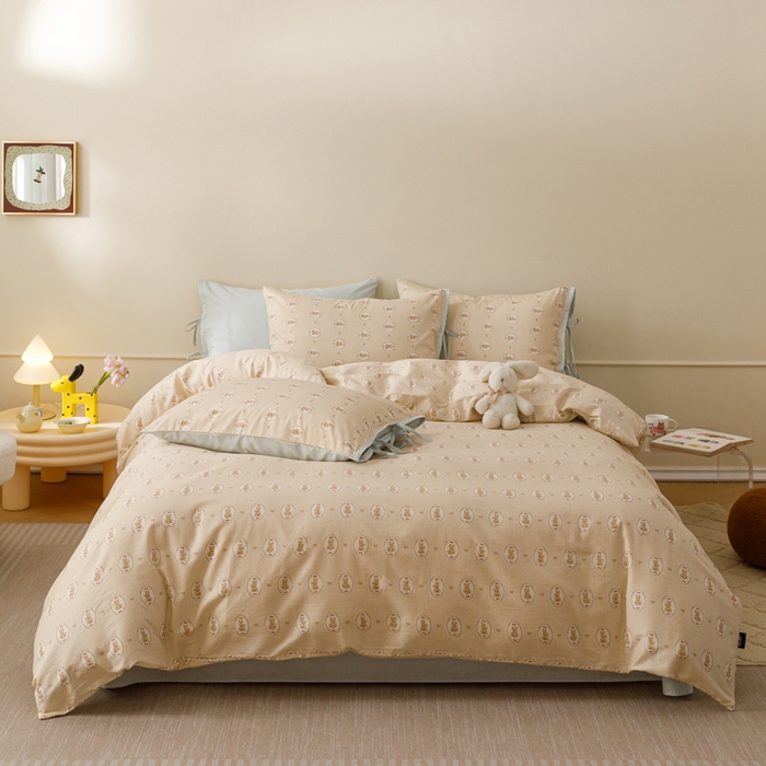 91家纺网 家纺一手货源 找家纺 卡姿家纺 2026春夏全棉奶油小卡通印花绑带款四件套 布偶徽章