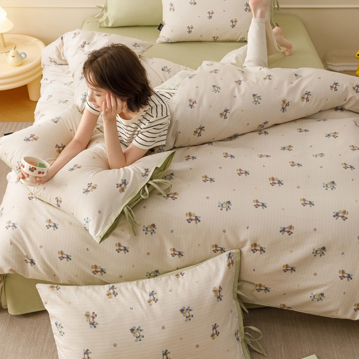 91家纺网 家纺一手货源 找家纺 卡姿家纺 2026春夏全棉奶油小卡通印花绑带款四件套 小马浅浅