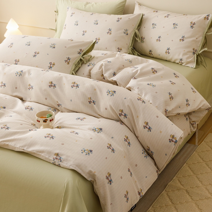 91家纺网 家纺一手货源 找家纺 卡姿家纺 2026春夏全棉奶油小卡通印花绑带款四件套 小马浅浅