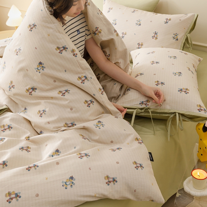 91家纺网 家纺一手货源 找家纺 卡姿家纺 2026春夏全棉奶油小卡通印花绑带款四件套 小马浅浅