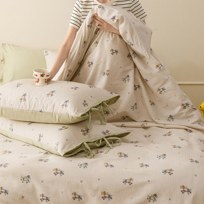 91家纺网 家纺一手货源 找家纺 卡姿家纺 2026春夏全棉奶油小卡通印花绑带款四件套 小马浅浅