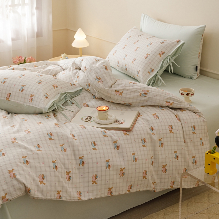 91家纺网 家纺一手货源 找家纺 卡姿家纺 2026春夏全棉奶油小卡通印花绑带款四件套 软萌团团