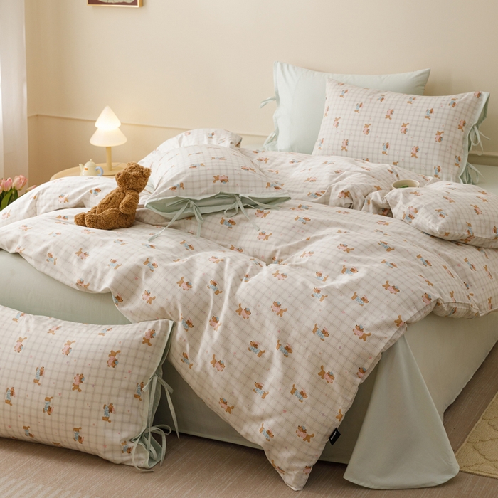 91家纺网 家纺一手货源 找家纺 卡姿家纺 2026春夏全棉奶油小卡通印花绑带款四件套 软萌团团