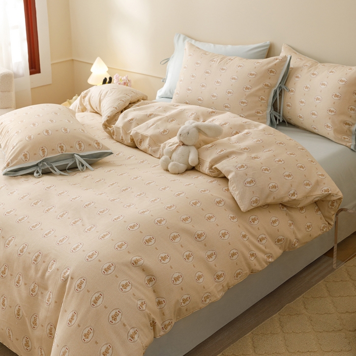 91家纺网 家纺一手货源 找家纺 卡姿家纺 2026春夏全棉奶油小卡通印花绑带款四件套 布偶徽章