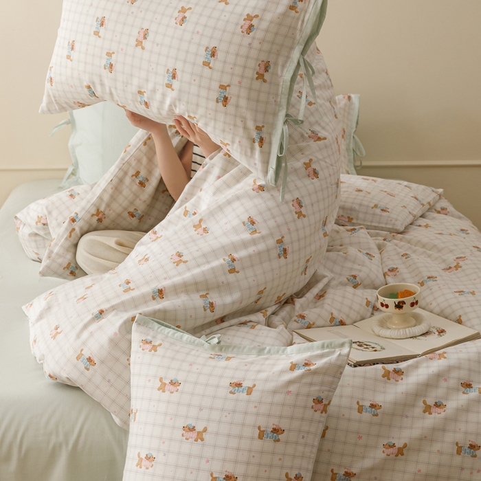 91家纺网 家纺一手货源 找家纺 卡姿家纺 2026春夏全棉奶油小卡通印花绑带款四件套 软萌团团